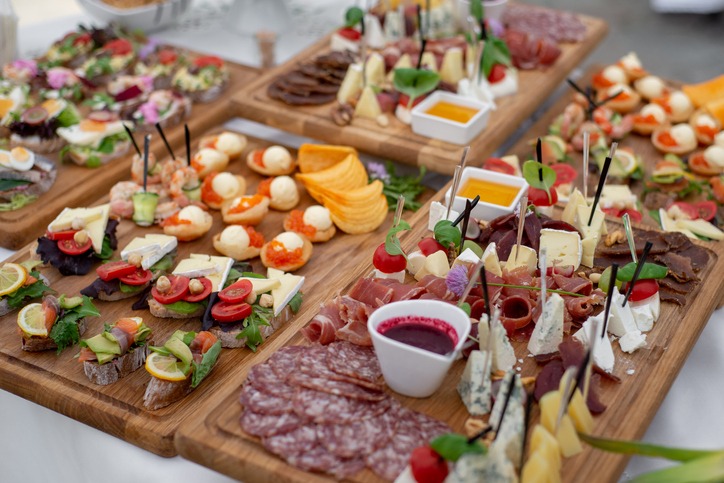 Klassiker wie feiner Schinken, italienische Salami, zarter Räucherlachs und eine  regionale Käseauswahl. Dazu frische Eierspeisen auf Wunsch, Tomate-Mozzarella und viele weitere Köstlichkeiten – abgerundet durch mediterrane Antipasti, frische Pasta sowie warme Fisch- und Fleischgerichte.