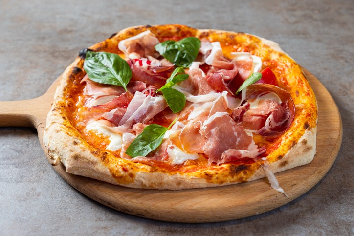 Ob ein zeitloser Klassiker wie Pizza Margherita oder raffinierte Variationen wie Pizza Tonno und Pizza La Dolce Vita– unsere selbstgemachte Pizza bringt echte italienische Leidenschaft knusprig frisch auf den Tisch.
