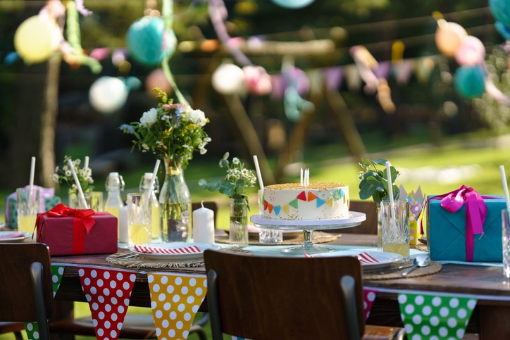 Unsere schöne Außenterrasse mit Blick ins Grüne ist wie gemacht für stimmungsvolle Sommerfeste in ungezwungenem Rahmen. Genießt lauwarme Sommernächte, kühle Drinks und feine italienische Spezialitäten unter freiem Himmel.