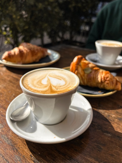 Vom feinsten italienischen Espresso und Cappuccino bis hin zur erlesenen Teeauswahl – zwei Heißgetränke eurer Wahl sind bereits inklusive.