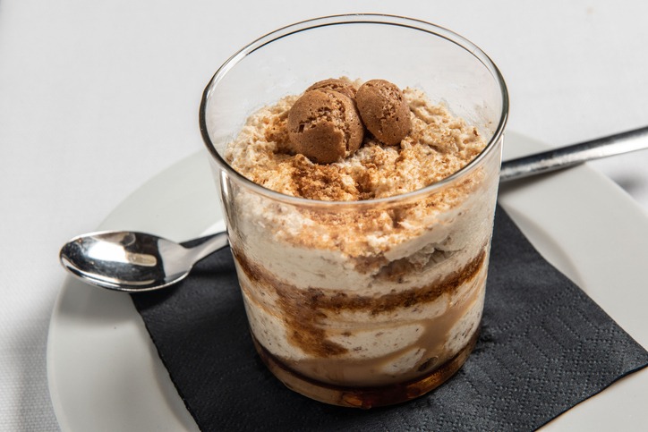 Verwöhne deinen Gaumen mit süßen Klassikern – von cremigem Tiramisù und feiner Panna Cotta bis hin zu verlockend gefüllten Profiteroles.
