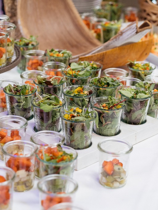 Lieber ungezwungen statt fester Tafel? Neben dem klassischen Menü bieten wir euch auch ein reichhaltiges italienisches Buffet zum Schlemmen oder stilvolles Flying Buffet mit feinen Fingerfood-Kreationen – wir stimmen das Kulinarische perfekt auf euer Event ab.
