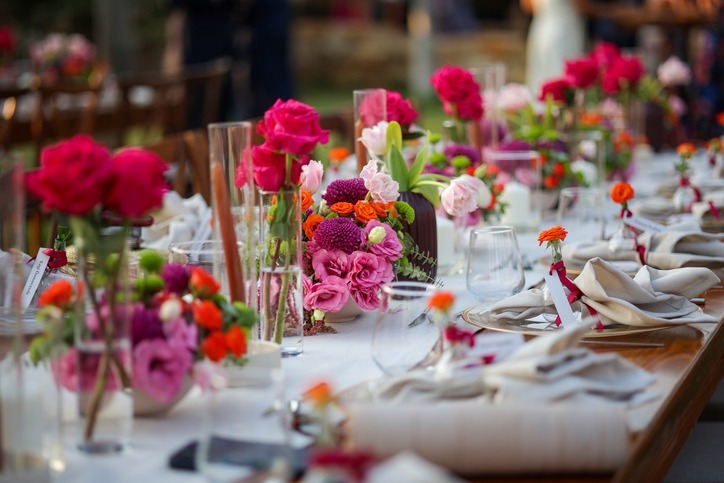 Ihr habt ganz besondere Vorstellungen von eurem Fest? Ob individuelle Tischdekoration, abgestimmter Blumenschmuck oder spezielle Wünsche – wir kümmern uns um jedes Detail. Von der Idee bis zur perfekten Dekoration organisieren wir alles für euch, damit euer Tag genau so wird, wie ihr ihn euch erträumt.