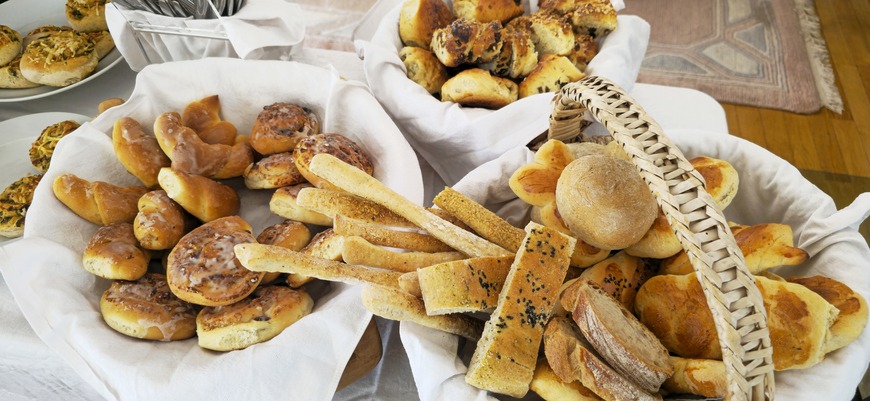 Genieße zu deinem Brunch eine feine Auswahl frisch gebackener Brotspezialitäten – liebevoll selbst zubereitet und ergänzt durch echtes Handwerk von Bäckern aus unserer Region.