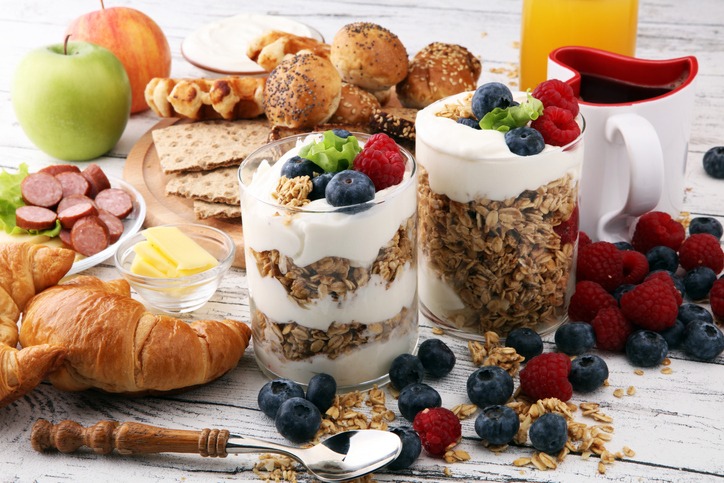 Cremiger Joghurt, knuspriges Müsli und frisches Obst – dazu eine feine Auswahl an Marmeladen, Bienenhonig, Nutella und weiteren Aufstrichen.